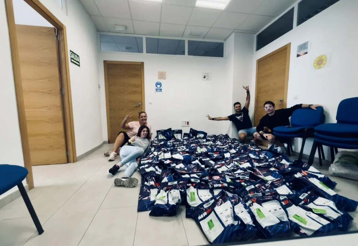 Manu y su equipo de la importadora con el suelo de la oficina cubierto de paquetes de MRW listos para enviar