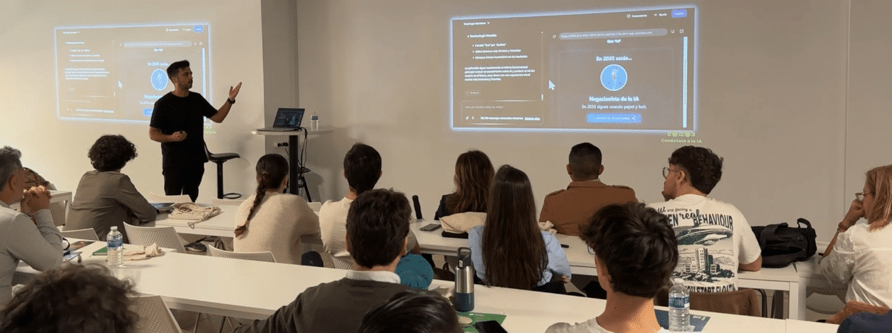 Manu Gijón impartiendo una sesión presencial de formación en inteligencia artificial